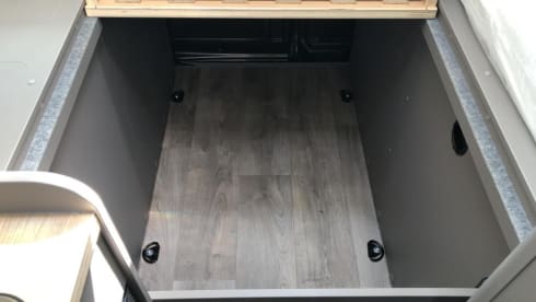 Nieuwe Camperbus Magnetic Grey – FORD LMC Innovan 590 camper van from 2024 Magnetic Gray