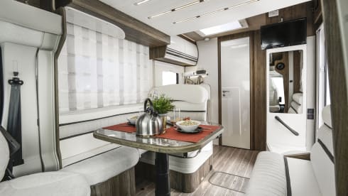 Mylo – Luxury 2-4 Berth Roller Team T-Line 590 AUTOMATIC - Fully Insured