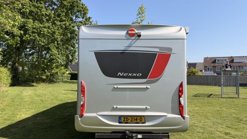 Burstner Nexxo T740 – 3p Bürstner semi-integrated uit 2015