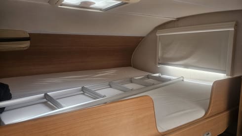 Adventurous and mega comfort with this 6-person Challenger alcove from 2012