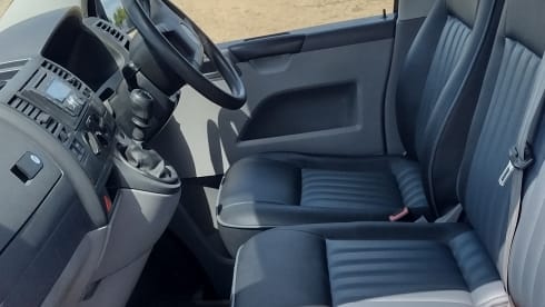 Halen – 2/3 berth LWB Volkswagen T30 with 5 seatbelts