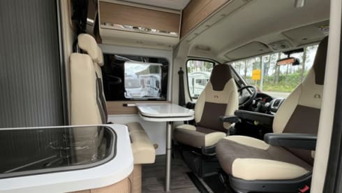 Very luxurious camper, 5.99 m, automatic, 2 length beds