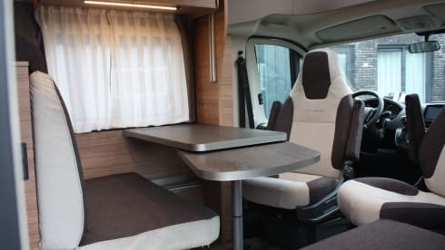 half integraal camper – This luxurious 4-person semi-integrated camper from the Weinsberg brand 