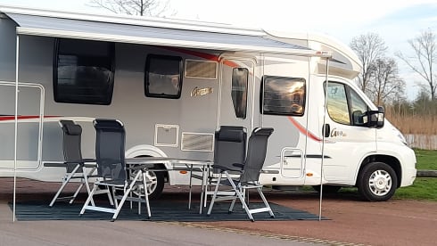 Spacious 4 person Challenger camper with queen bed
