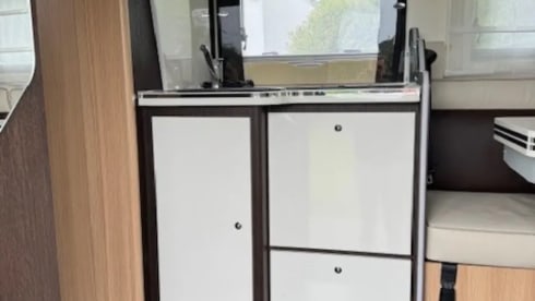 MC LOUIS MC4 281  – 4p McLouis semi-integrated uit 2022