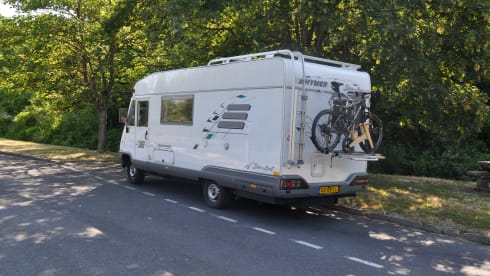 Spacious 4-5 person Hymer (very suitable for young families)