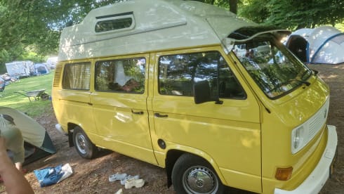 De Gele – 4p Volkswagen bus from 1980