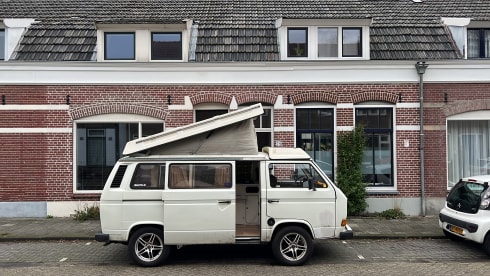 Ed Vanture – Volkswagen bus from 1984 (4p, 2 adults)