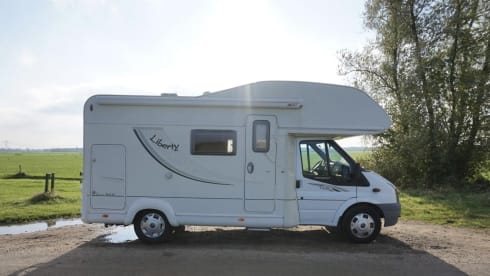 De Dolle Dwaler  – Ideal for families – spacious 6-person camper with all the trimmings
