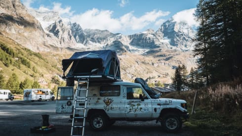 Unique camping cruiser 4x4 with roof tent