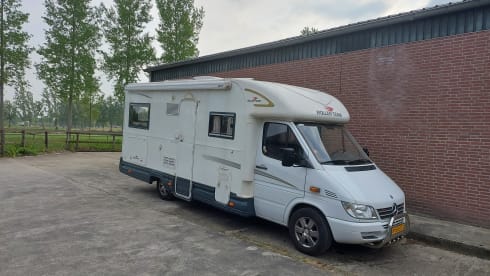 Roller Team – 4 person semi-integrated camper