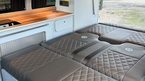 Sunny – 2021 Volkswagen T6.1 Transporter CamperKing Luxury Offgrid Camper (4 Berth)
