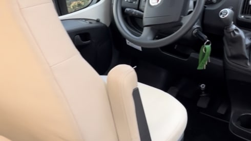 Nexxio 700 queensbed  – Bürstner a 2 posti semi-integrato dal 2016