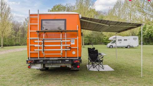 Oranje Mercedez T2 – 3p Mercedes-Benz bus uit 1975