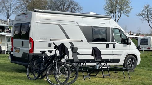 Roadhouse camperverhuur naam Surfer House – New Adria Mobil 2023 bus camper