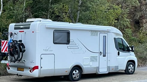 Nirwana – Luxury 2p Hymer from 2015 with fixed Queens bed 