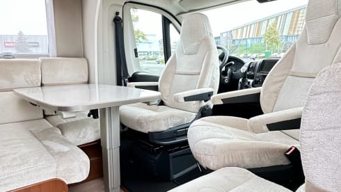 Volledig off-grid reizen met onze comfortabel uitgeruste 2p camper