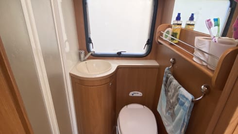 Cel4night – 7-seater overcab motorhome