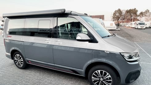 Prachtige Volkswagen California – Almost new. Carefree on the road with this beautiful, compact bus.