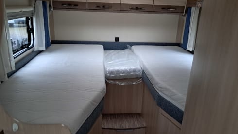 C12 – Hobby V65 Enkele Bedden Grote Garage