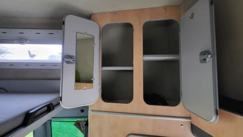 Nuggie – 4-5 seater 2008 Ford Nugget with high roof 