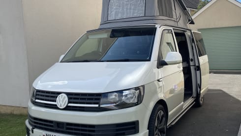 Freddie – 4 berth Volkswagen campervan from 2018 (Air con & Diesel heater)