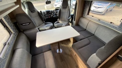 Robyn – Robyn - 6 Berth Luxury Motorhome