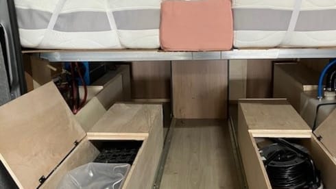 Heunie 2 – Lovely campervan from 2016 with 2 lengthways beds