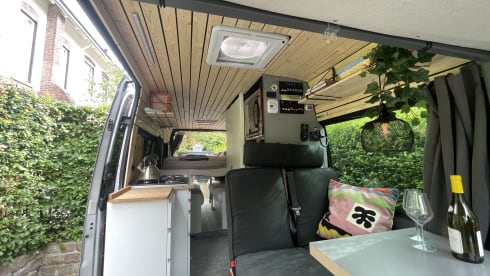Beautifully spacious 2-4 person Bus camper Sprinter 2015