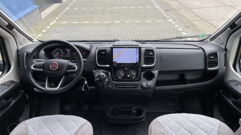 Tourer 5.9 – Carado CV 601 - fixed bed with a length of 5.99 METER!