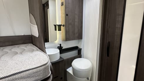 Location de camping-car semi-intégré de luxe Benimar – automatique – 5 places – 2026