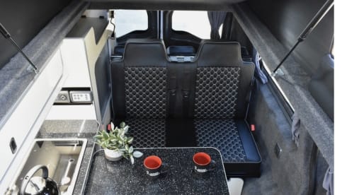 Toyota Vivaro LWB 2021 a 4 posti letto - Nuova conversione