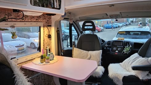 Avonturenbus – Cozy, fresh camper van, self-sufficient.