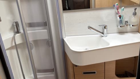 TOPPIE – Hymer 2 places semi-intégré à partir de 2023 Mercedes