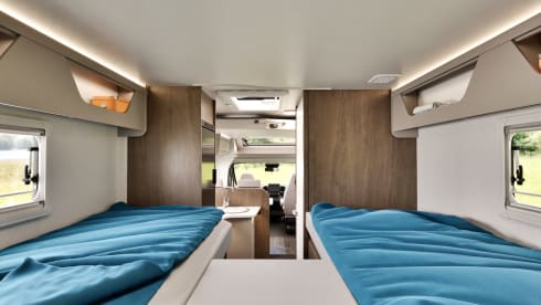 JustCamper  – NEW MY2026 Carado 328 semi-integrated Automatic 2 - 5 pers. 