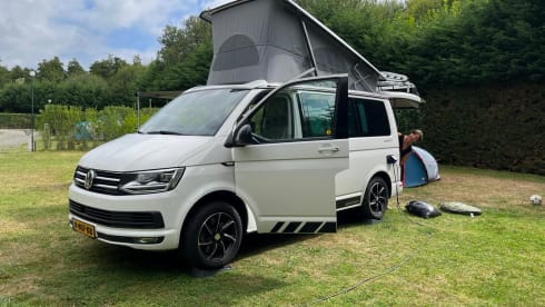 Witte VW California – Volkswagen CALIFORNIA T6 Edition (4p) from 2018. Possibly. with motorcycle trailer