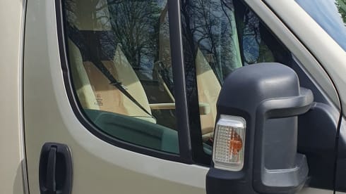 2p Bürstner semi-integrated uit 2011