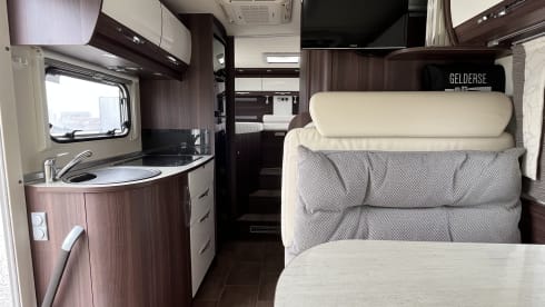 Joep – Luxe Bürstner camper > KINGSIZE BED  (TV-AIRCO-VRIJE KM)