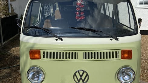 Olive – Klassischer Volkswagen-Wohnmobil mit 2 Schlafplätzen, Baujahr 1977