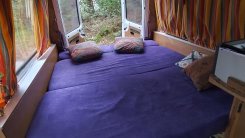 2 persoons Renault camper – On an adventure with a cheerful disco camper!