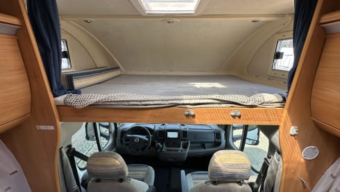 Vrijheid – Adria Mobil alcove - zeer ruim 