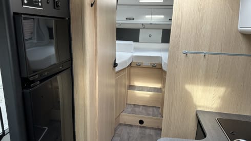 17/18 – Luxurious, comfortable camper with 2-person fixed bed and 2-person lifting bed!
