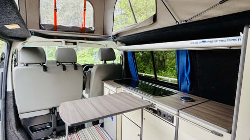 JAXX ~ THE LWB, BIGGER, BETTER CAMPERVAN – VW T5 Langversion ~ Retro-Interieur ~ 4 Schlafplätze ~ Heizung ~ Top-Ausstattung 