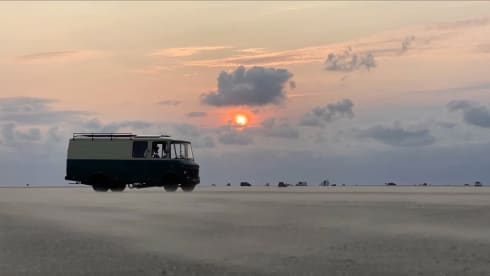 Columbuz  – Cool old Red Cross bus from 1985