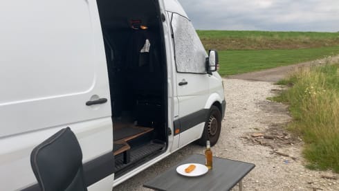 Benzie – Off grid luxury 2p Mercedes-Benz camper bus