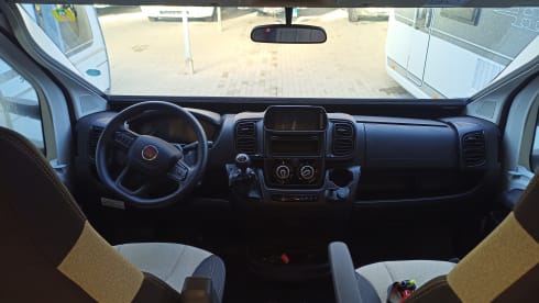 Sasha – New McLouis 4/5 people, semi-integrated 2023