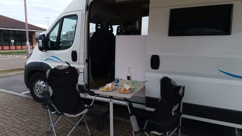 Zoe – Luxury 5 Birth Camper