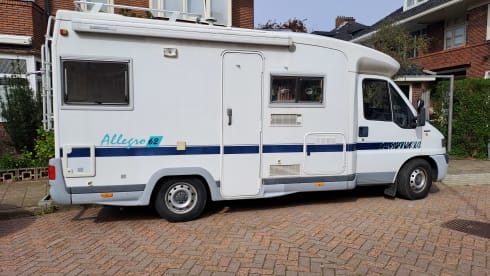 4p Chausson semi-integrated uit 1999