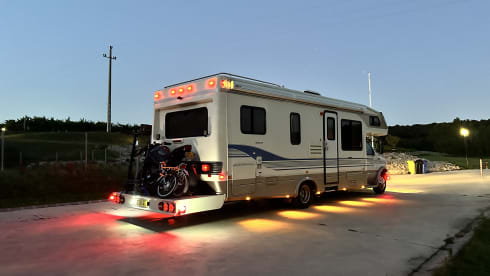 Amerikaanse camper – 6-person Ford E350 7.3L V8 turbo diesel
