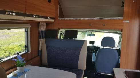 Zeer LUXE 6 pers. Camper met Airco en XL Garage BJ 2013